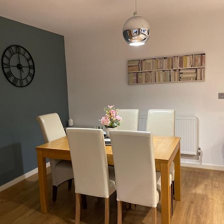 2 Bed, 2 Bath Apartment In Guildford Town Centre With Parking! Exterior foto