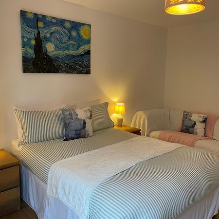 2 Bed, 2 Bath Apartment In Guildford Town Centre With Parking! Exterior foto