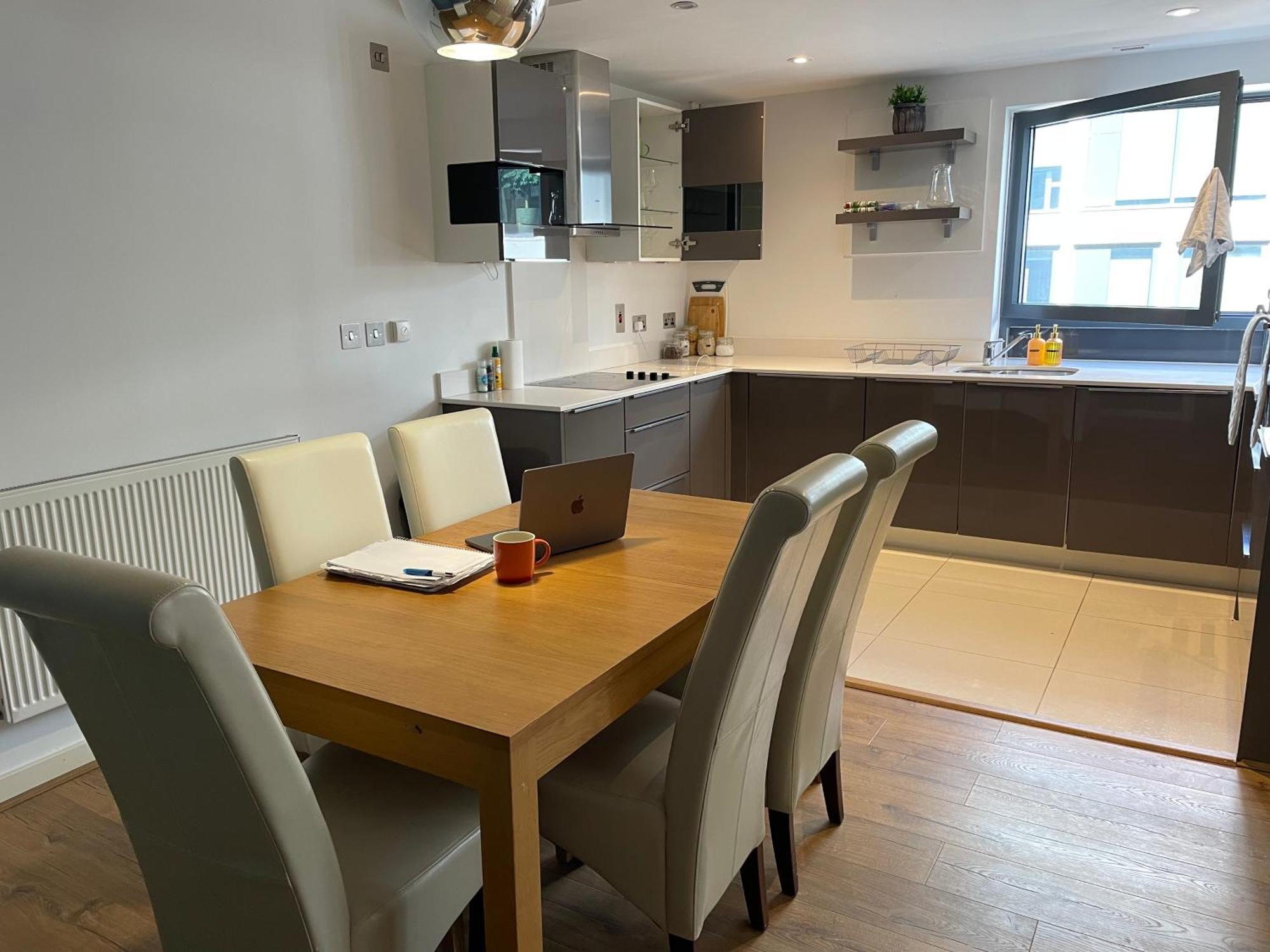 2 Bed, 2 Bath Apartment In Guildford Town Centre With Parking! Exterior foto